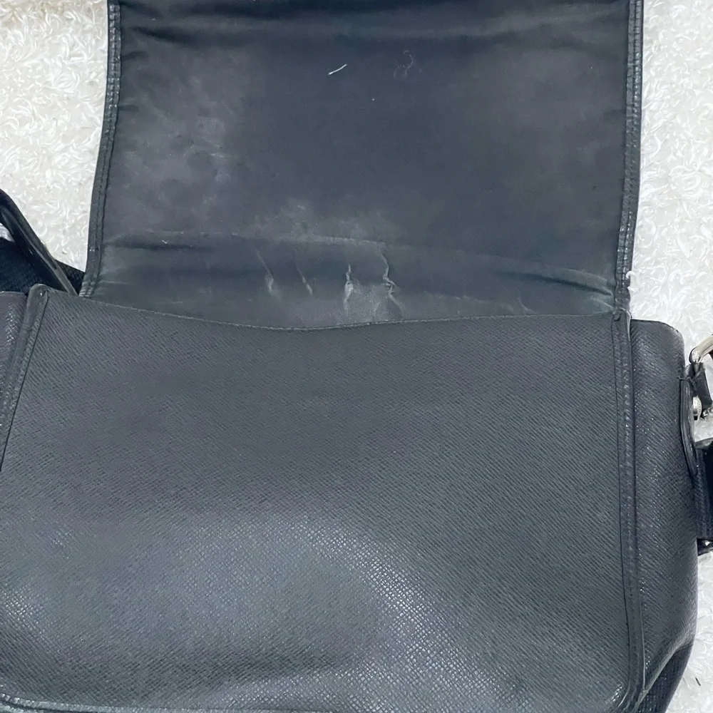 LOUIS VUITTON Grizzli Taiga Leather Andrei Messenger Bag
